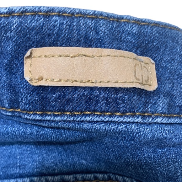 True Craft Cut off Shorts Raw Hem Mid-Rise Medium Blue Wash Distressed Denim - Picture 5 of 8